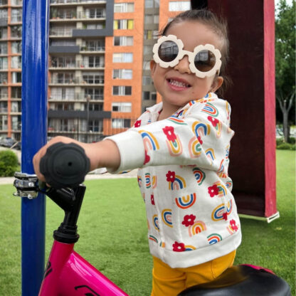 Chaqueta con capucha estampado arcoíris y flores