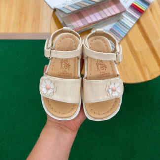 Sandalias beige charol con flor