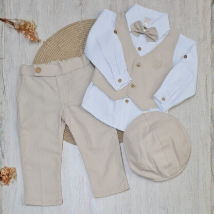 Traje con chaleco beige