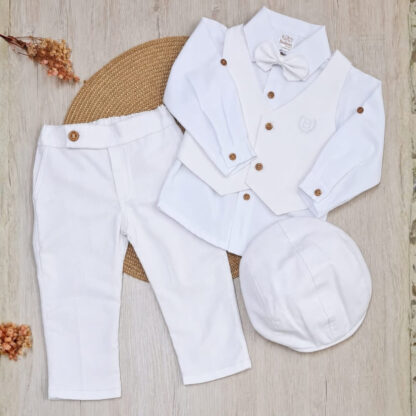 Traje con chaleco blanco